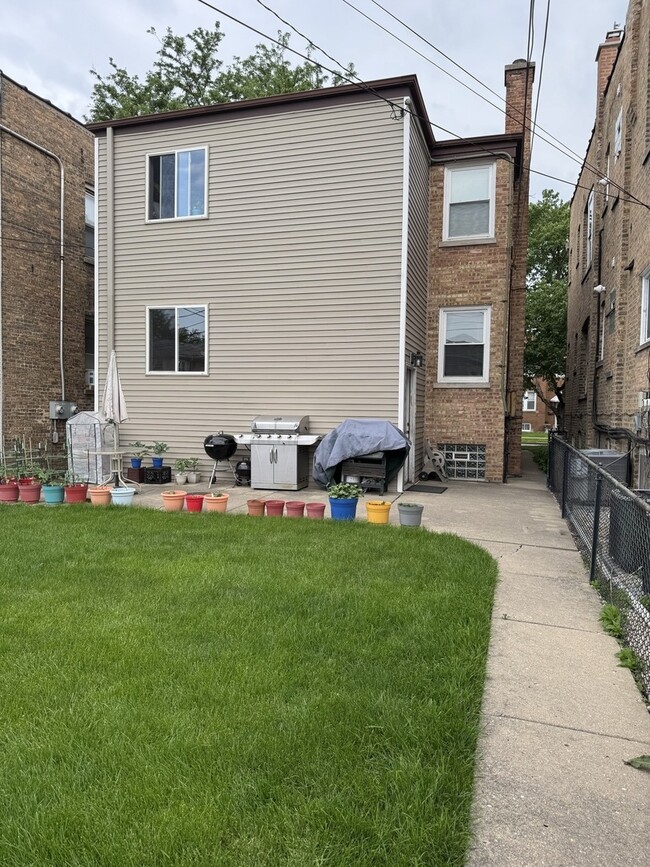 Building Photo - 4947 N Mason Ave