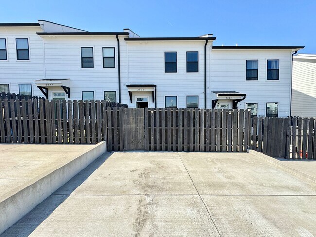 Building Photo - 2 Bed, 2.5 Bath Townhome with 2 Reserved Parking Spots