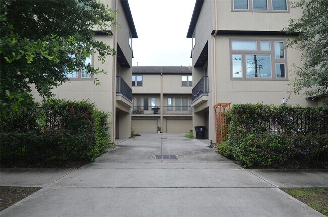 Building Photo - 2211 Hutchins St