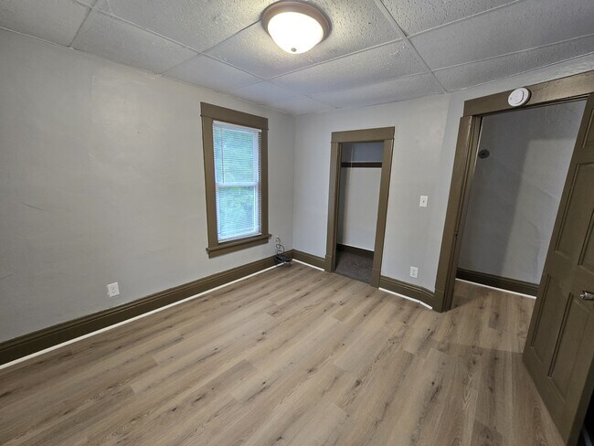 Building Photo - 419 Bratnober St