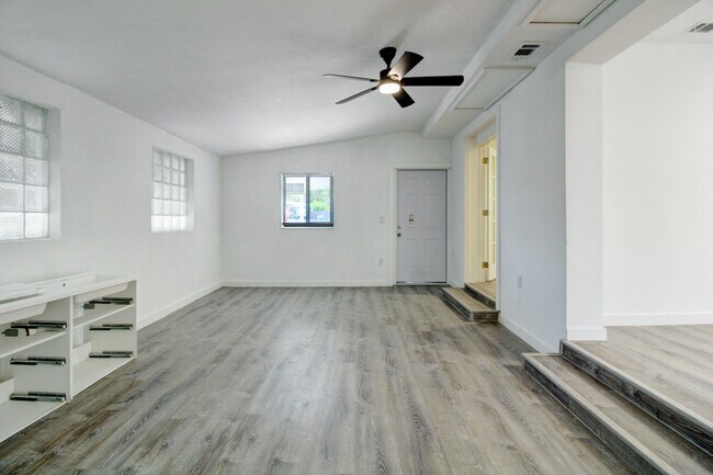 Building Photo - 1730 NE 170th St