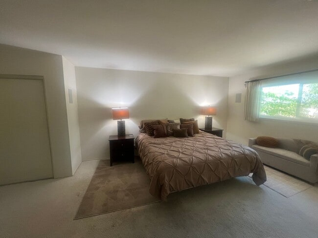 Building Photo - Scenic Hillside Living – Spacious 3 Bed, 2 Bath with Sweeping Views