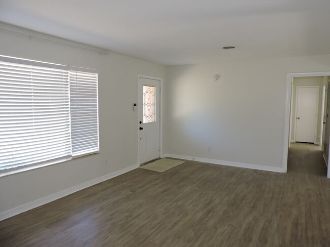 Building Photo - Convenient Northeast location!