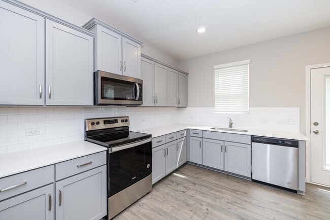 Building Photo - BEAUTIFUL 3BD/2.5BTH Townhome - MALLARD CREEK - MOVE IN SPECIAL