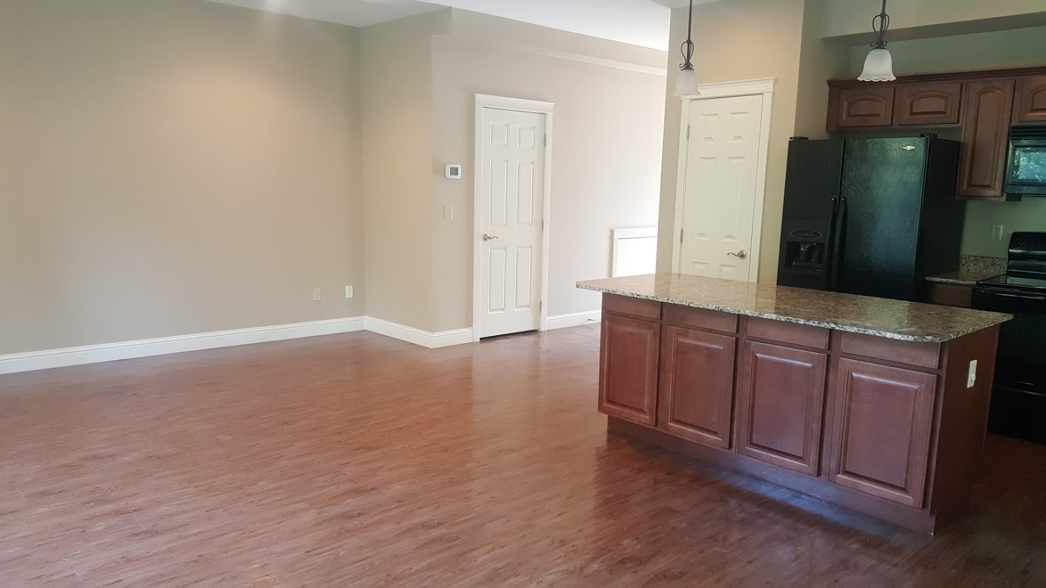 Building Photo - 560 SW State St