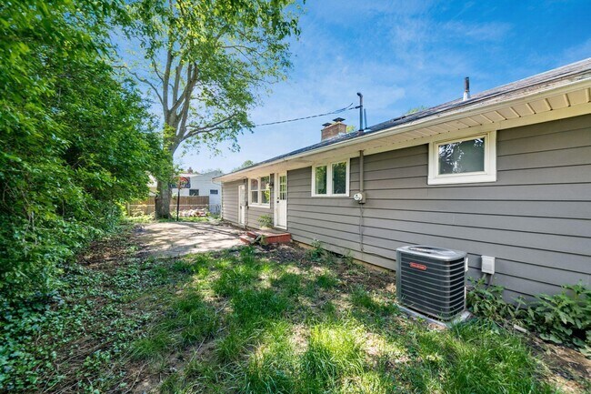 Building Photo - 297 E Clearview Ave