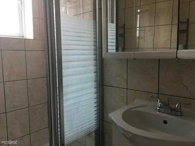 Building Photo - 3 br, 1.5 bath Townhome - 3033 Chatham St