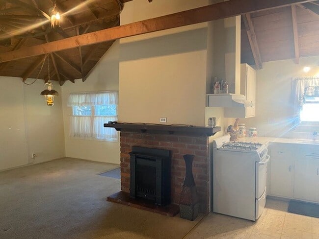 Building Photo - Charming Studio Cottage for Lease