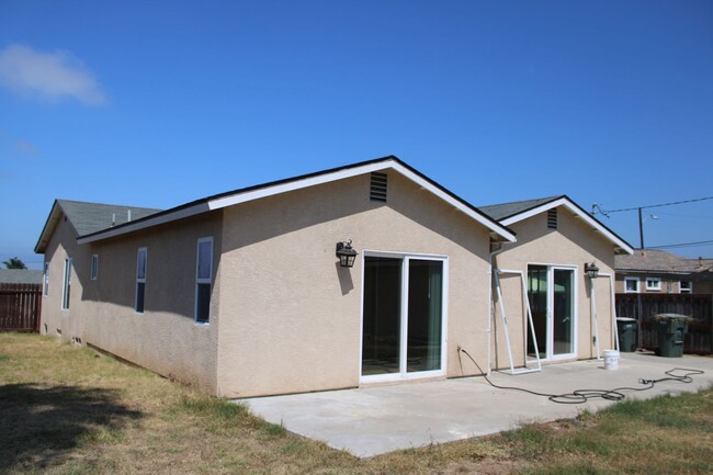 Building Photo - 3 Bedroom, Two Bathroom with Two Separate ...