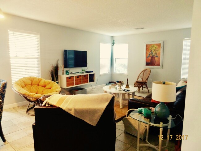 Building Photo - 225 S Tropical Trail