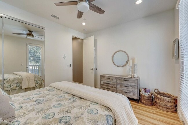 Building Photo - Available Modern Long Term Unfurnished hom...