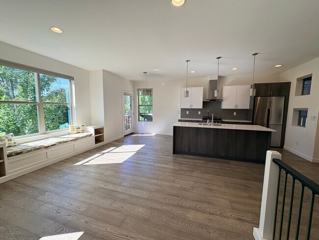 Building Photo - Stunning Home with Great Views