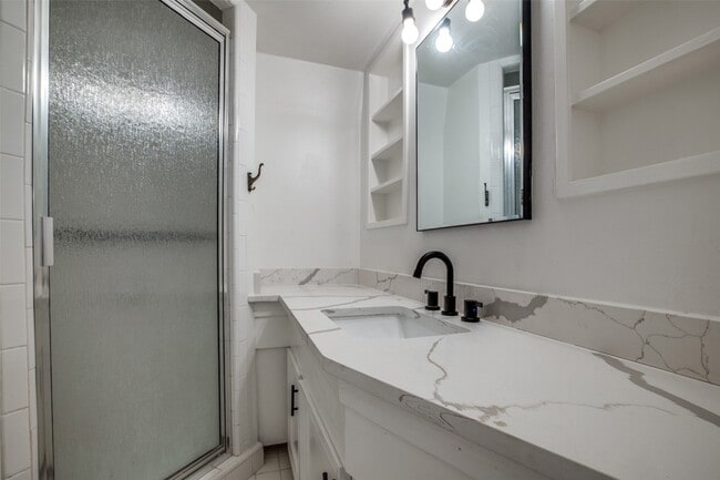 Building Photo - 9025 Rue Cambon St
