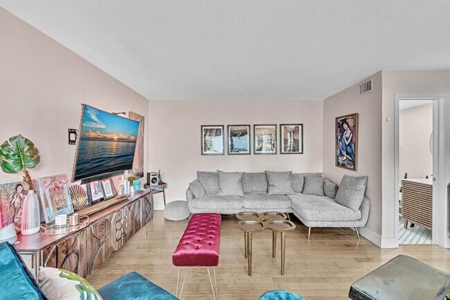 Building Photo - 2990 SW 30th Ct