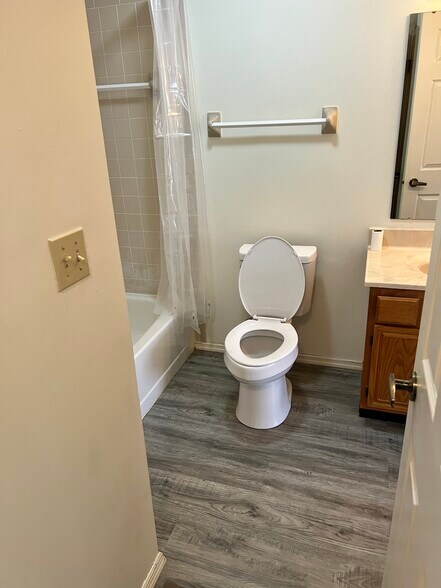 Full bath Upstairs - 2334 Raider Dr