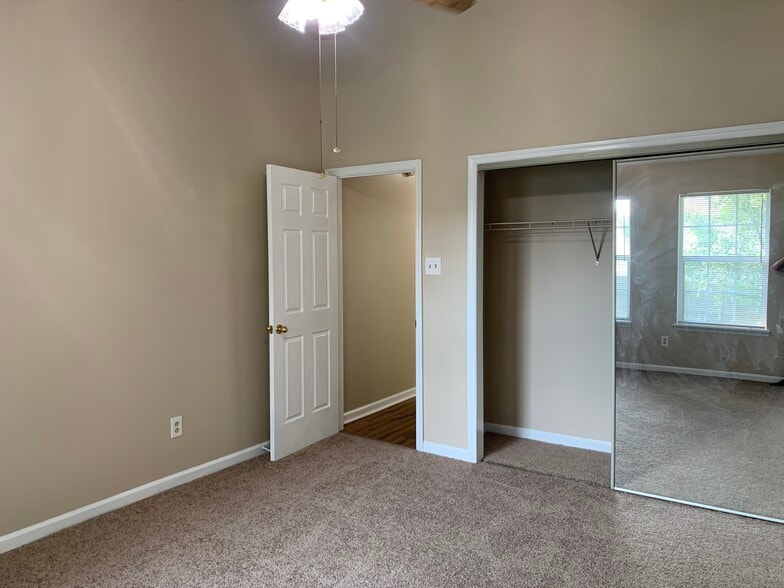 Building Photo - 213 Copperfield Ln