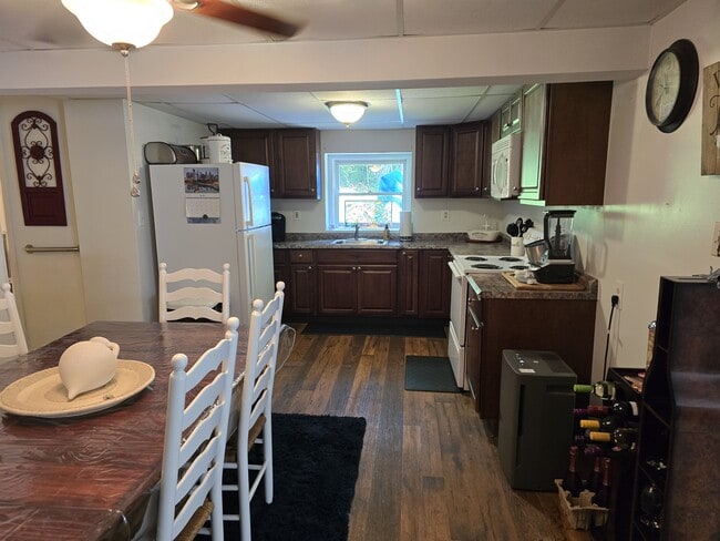 Kitchen - 4946 Saint Pauls Church Rd