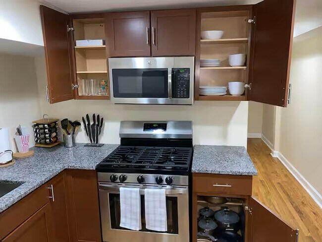 Building Photo - 3600 S Giles Ave