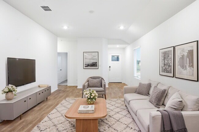 Building Photo - 306 Constanza Trl