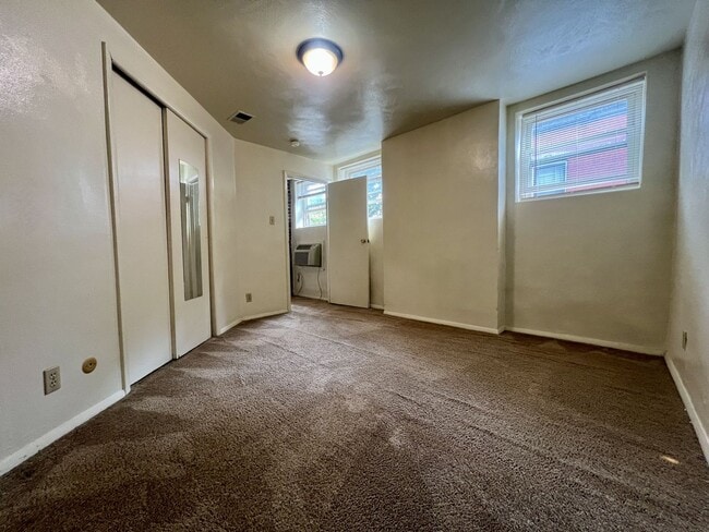 Building Photo - Charming One Bedroom in Oakland! Ample Nat...