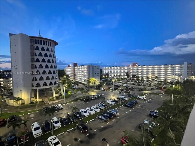 Building Photo - 1750 NE 191st St