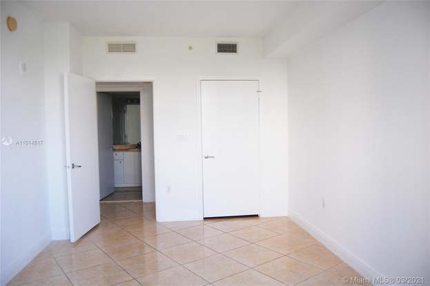 Building Photo - 20000 E Country Club Dr