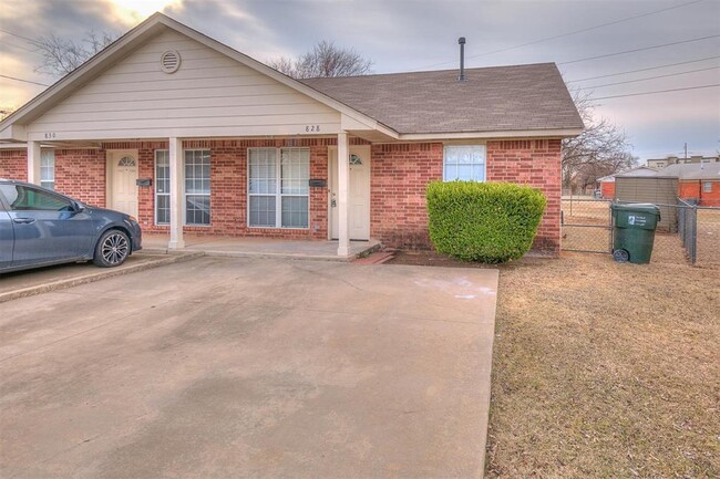Primary Photo - 828 Russell Cir