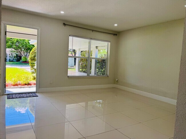 Building Photo - 4640 NE 5th Ave