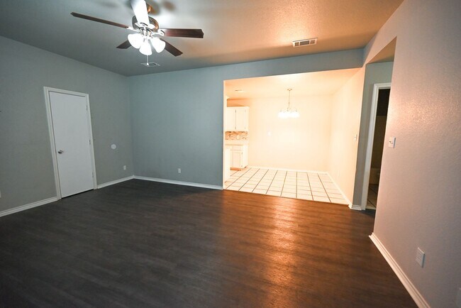 Building Photo - 2 Bed, 2 Bath Duplex Decatur TX