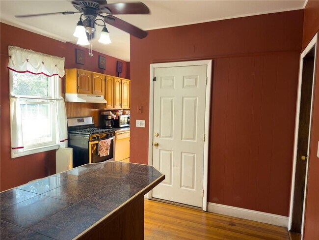 Building Photo - 336 River Ave