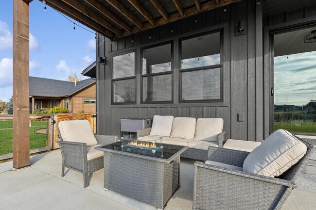 Building Photo - Whitefish Home in The Lakes