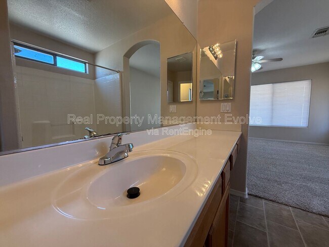 Building Photo - 3454 E Juanita Ave