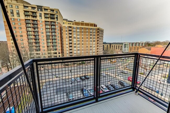 Building Photo - 1 Bed + 1 FB / Luxury Living in the heart ...
