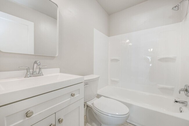 Building Photo - 4215 SW 11th Ave