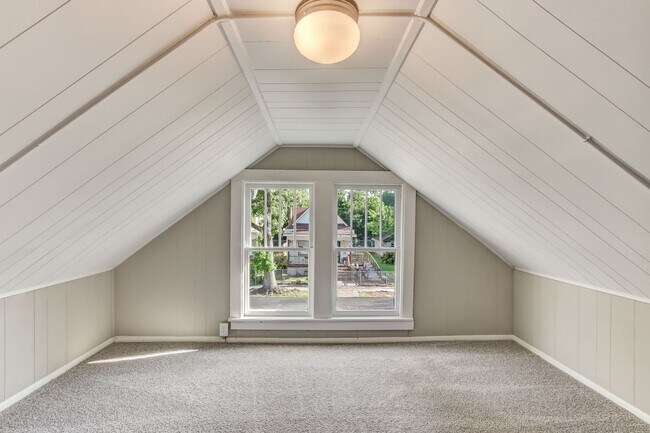Building Photo - Charming historic home near downtown