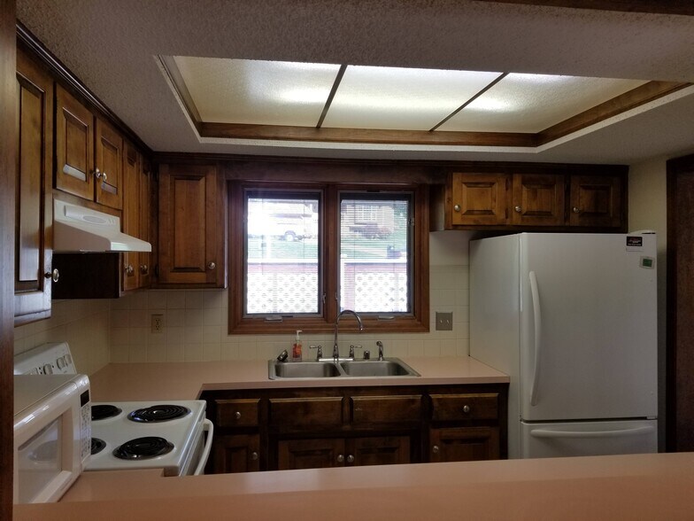 Kitchen - view from living room opening - 3023 University Dr