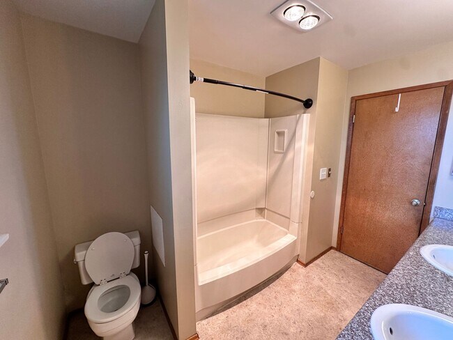 Building Photo - Tradition Kirkland Split Level with Gorgeous Views nestled in the middle of NorKirk