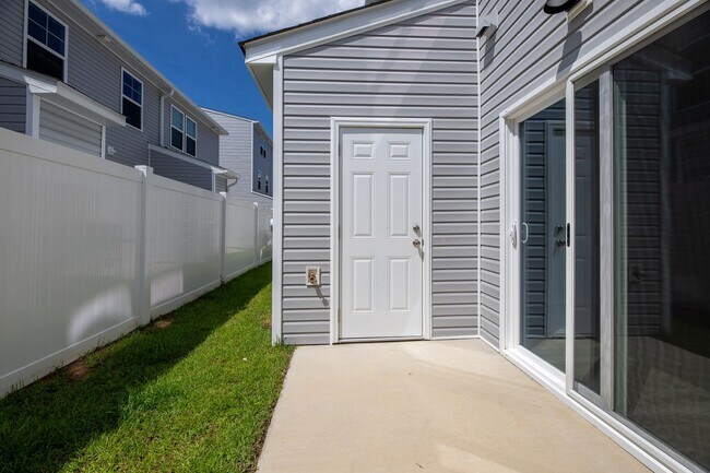 Building Photo - Move In Special! 3 Bedroom Townhome each w...