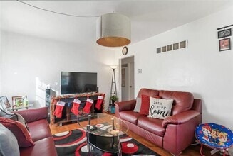 Building Photo - Available NOW! Beautiful/Unique 2 bed 1 ba...