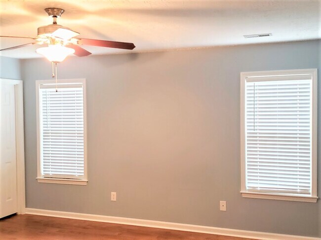 Building Photo - 324 Rose Bud Ln