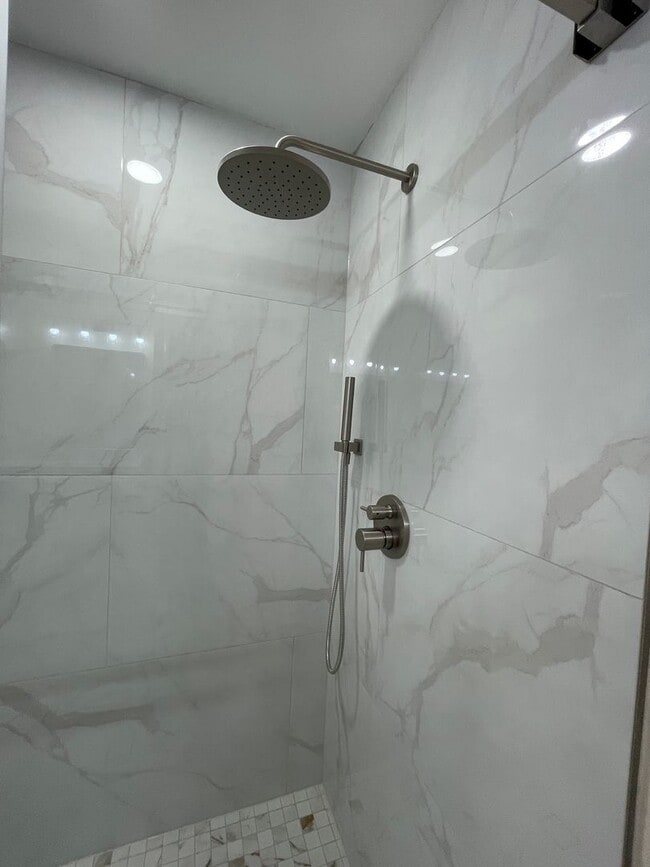 Building Photo - Elegant And Spacious 3 Bed 3.5 Bath Townhome In Vibrant Loudon Parkway Center