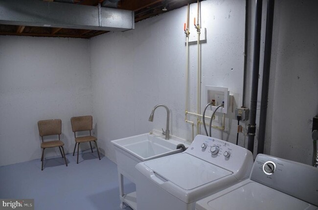 Building Photo - 9012 Paddock Ln