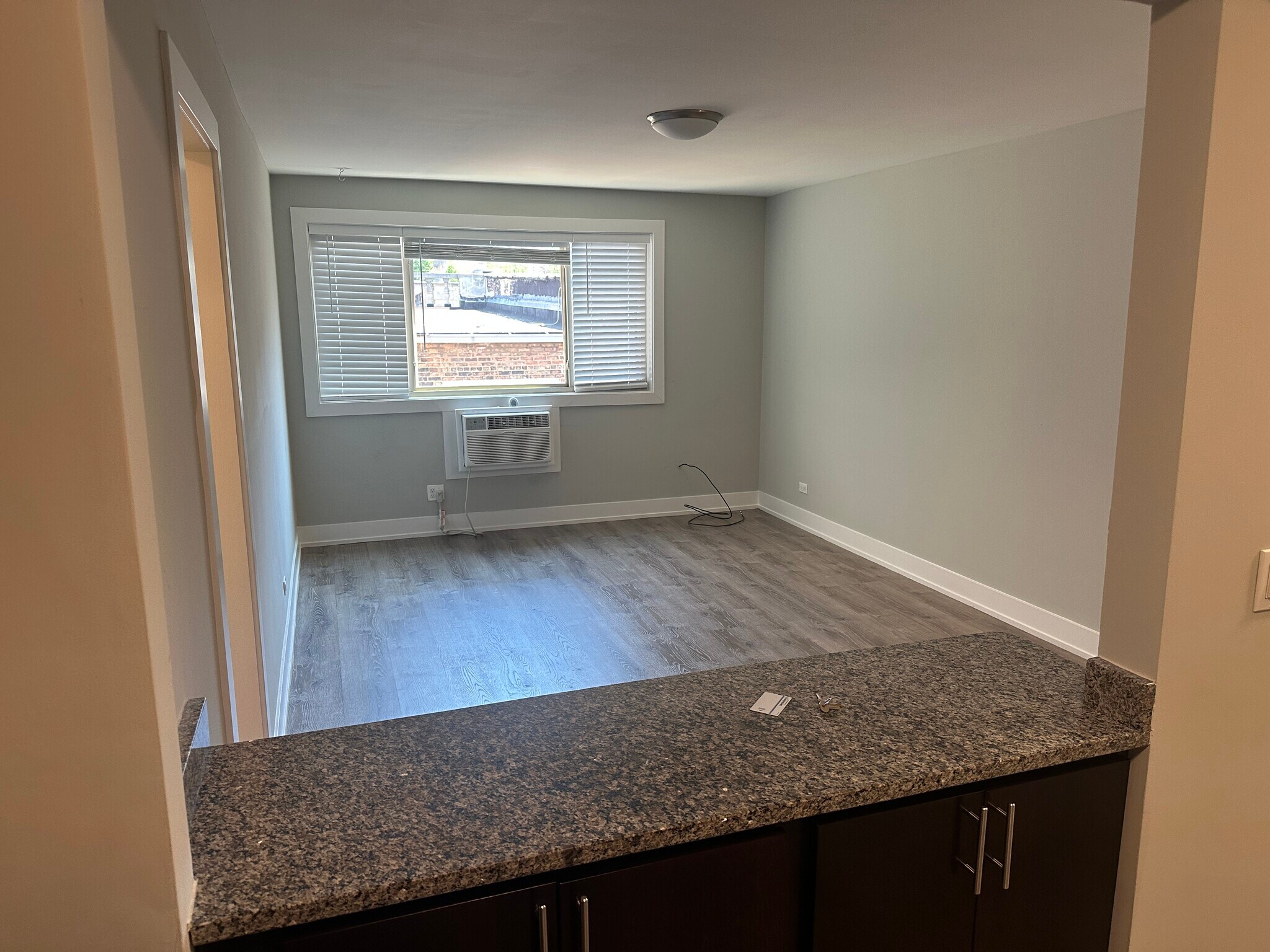 Building Photo - 542 W Surf St