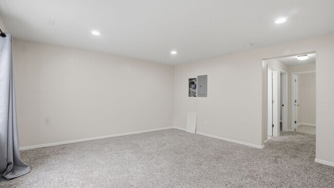 Building Photo - 4 Bedroom Townhome in Daybreak!!