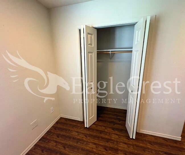 Building Photo - Spacious 3-Bedroom, 2-Bath Home on a Corner Lot-Students Encouraged To Apply