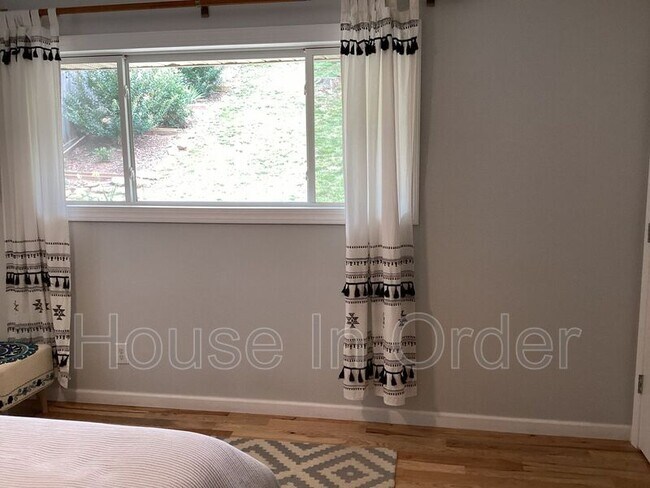 Building Photo - 23 Moore Ave