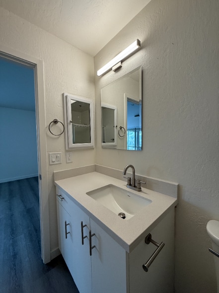 Building Photo - 725 W Fletcher Ave