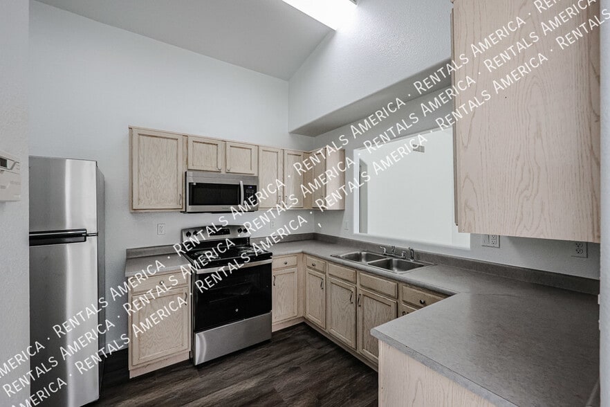 Building Photo - 12731 W Sharon Dr
