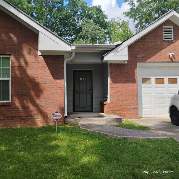 Beautiful neighbor - 3725 Collier Dr NW