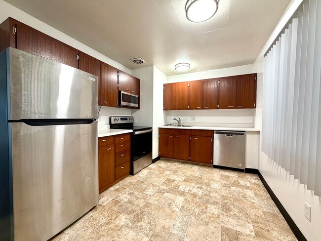 Building Photo - Reed Neighborhood Gem~ Great Natural Light~ Fenced Front Patio~ Onsite Laundry~ Off Street parkin...